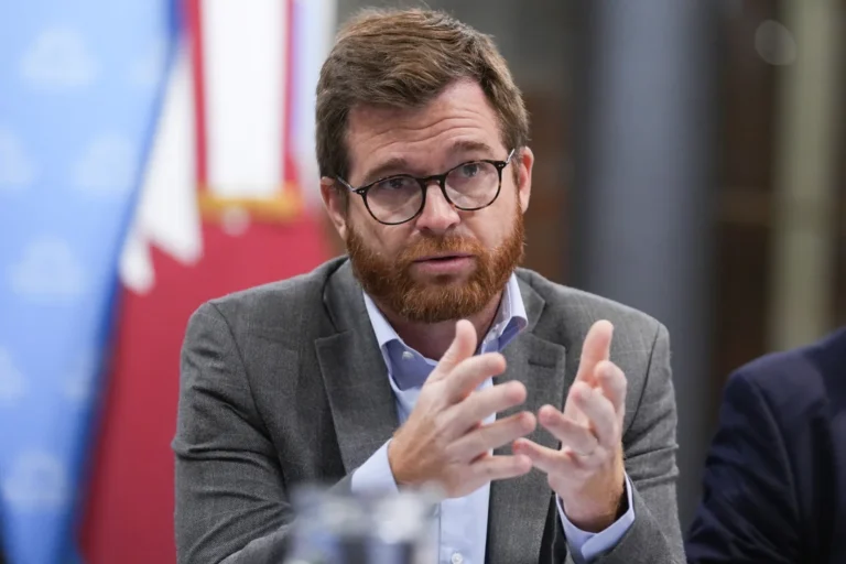 Massot le reclamó a Milei que revise su política cambiaria: No podemos vivir con los dólares prestados