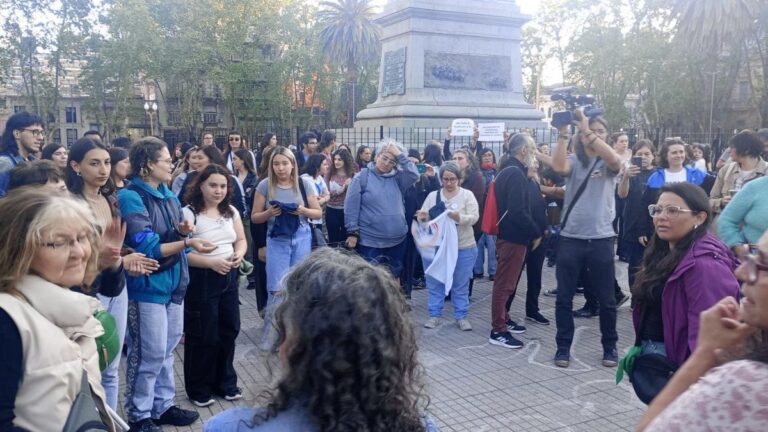 «Basta de matarnos»: Rosario se sumó al pedido de justicia por las tres chicas asesinadas