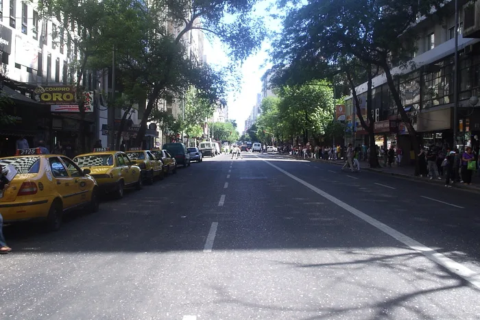 Momento de terror en la calle: un auto atropelló a varios peatones en pleno centro