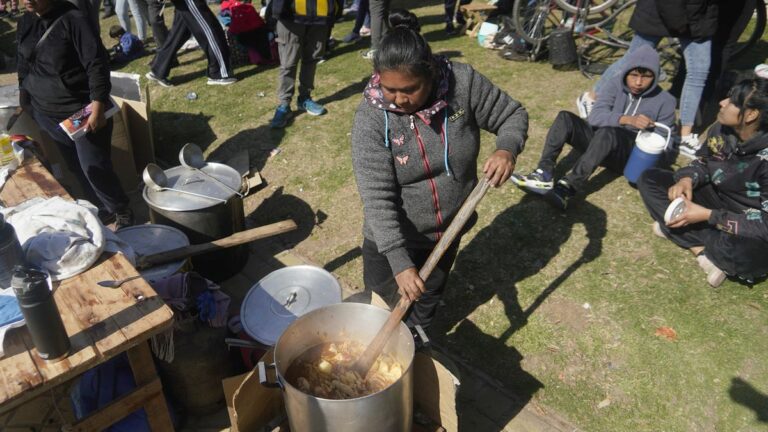 Tránsito complicado en el centro por marchas y ollas populares en plaza San Martín