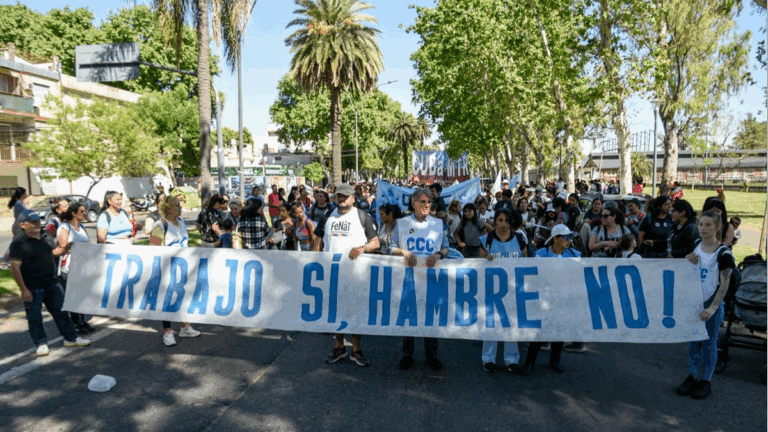 Marchas en Rosario hacia plaza San Martín bajo el lema «Trabajo sí, hambre no»