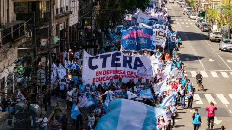 Docentes en lucha: masivo paro y multitudinario acto de Ctera frente al Palacio Pizzurno