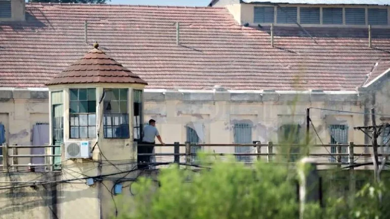 Agente penitenciario debe donar 1,5 millón de pesos por adulterar certificados médicos
