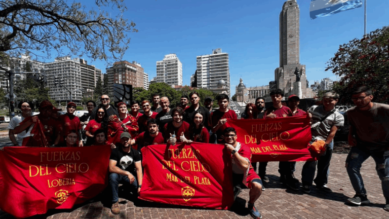 Banderas, micros y cánticos: «Las fuerzas del cielo» ya están en Rosario para apoyar a Milei