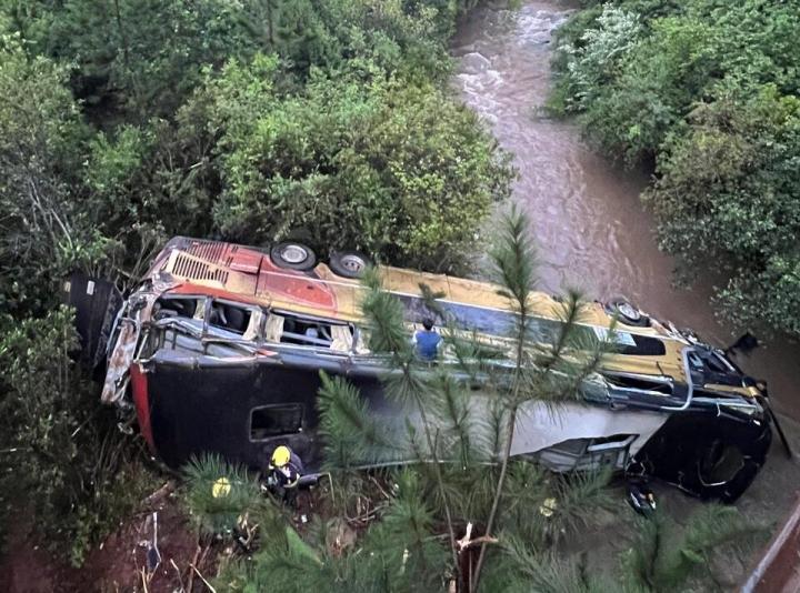 Un colectivo cayó a un arroyo: 2 muertos y 25 heridos