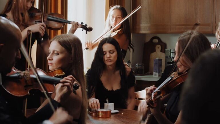 Rosalía cierra el círculo con «Lux», un disco único lleno de sorpresas y diversidad