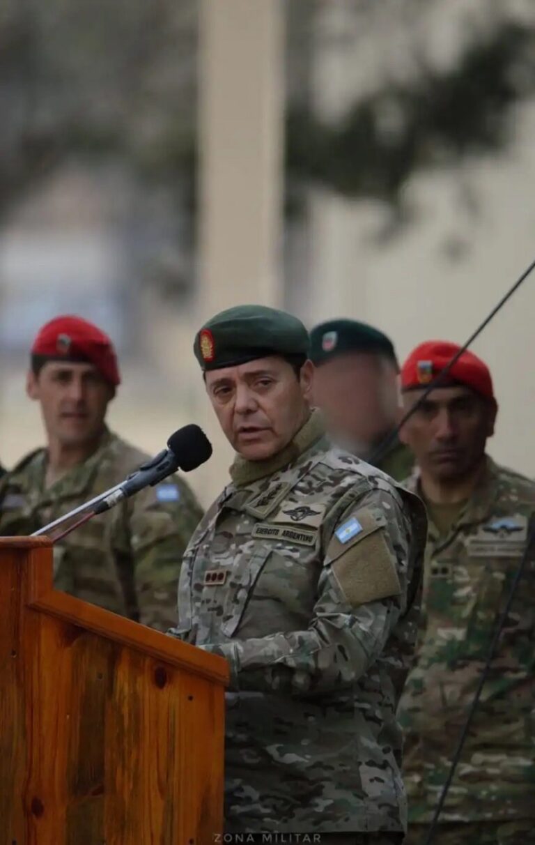 Karina impuso un militar como ministro de Defensa por primera vez en democracia