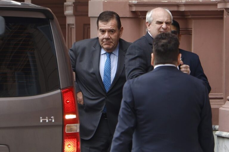 Caputo escrachó a los intendentes por tasas a la carga de combustible pero expuso que Montenegro es el que más cobra