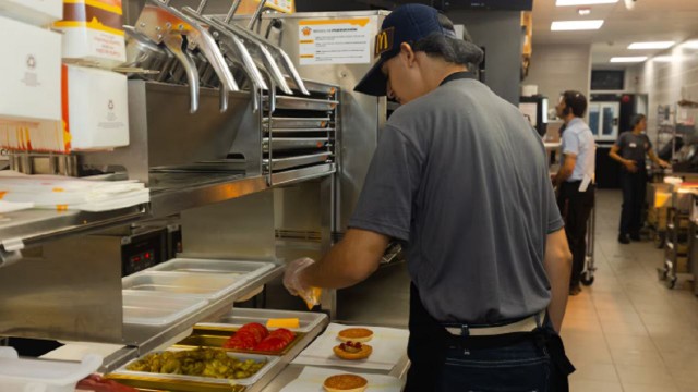 Qué sueldo cobrará un trabajador de McDonalds, Burger King y Starbucks en enero 2026