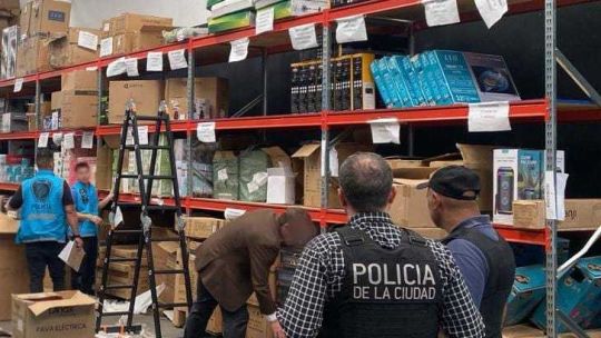 De los showrooms a los allanamientos: cayó una banda dedicada a vender productos de contrabando
