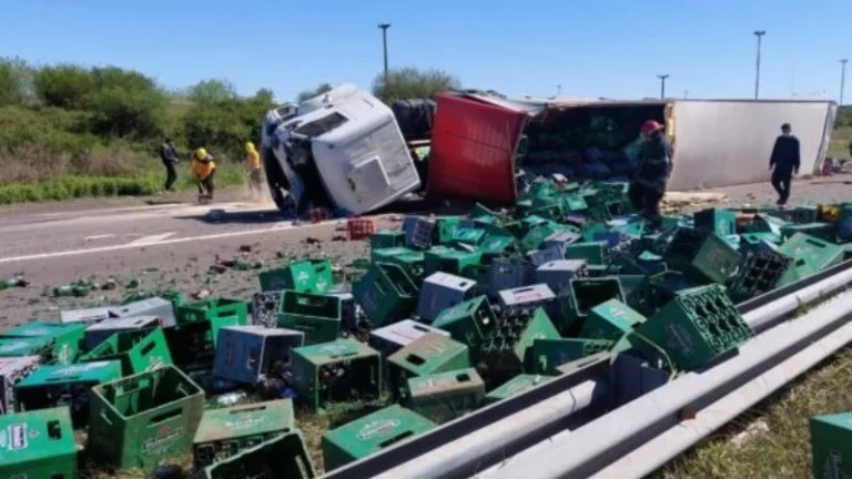 Volcó un camión con cerveza y se llevaron los barriles al hombro