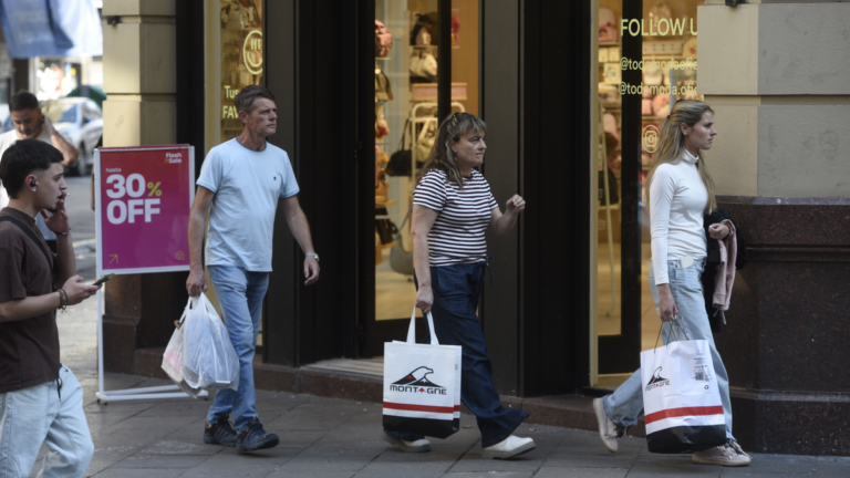 Locales comerciales en Rosario: uno de cada diez sigue vacío y los barrios resisten mejor que el centro