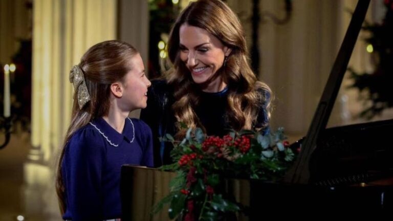 Kate Middleton reapareció públicamente en Navidad tocando el piano con su hija Charlotte