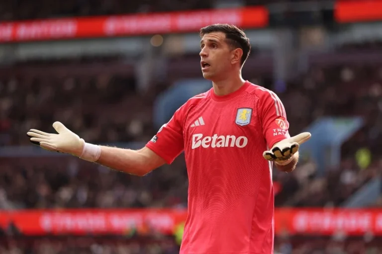 El Dibu Martínez, entre los 10 mejores arqueros del mundo