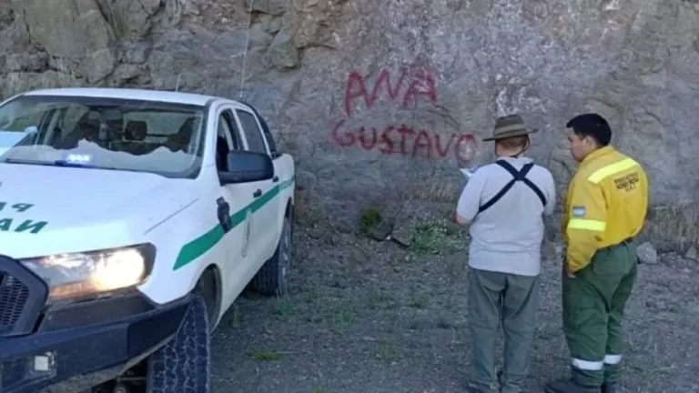 Escándalo en el Parque Nacional Nahuel Huapi: camionero fue filmado vandalizando las rocas del Valle Encantado