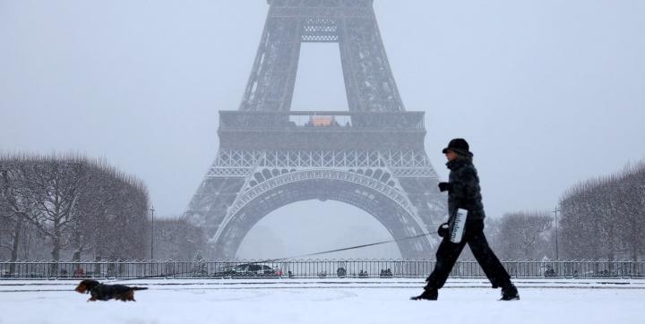 París bajo la nieve: suspenden vuelos y hay alerta naranja