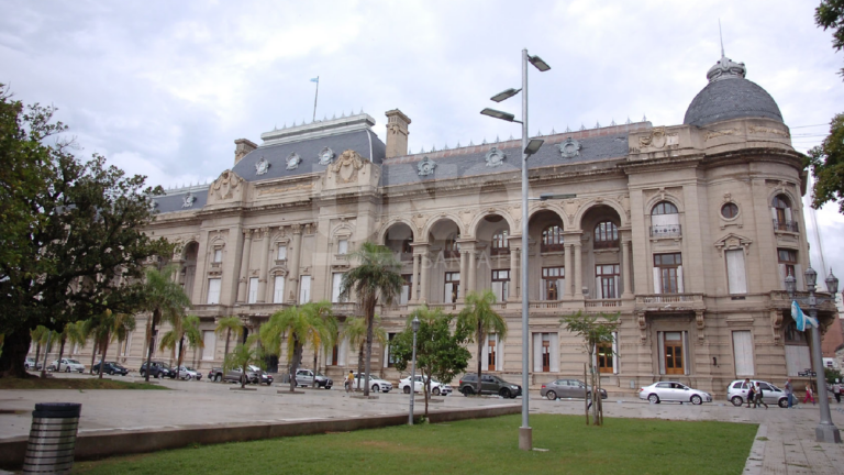 Hay asueto administrativo el día de la asunción de Perotti?