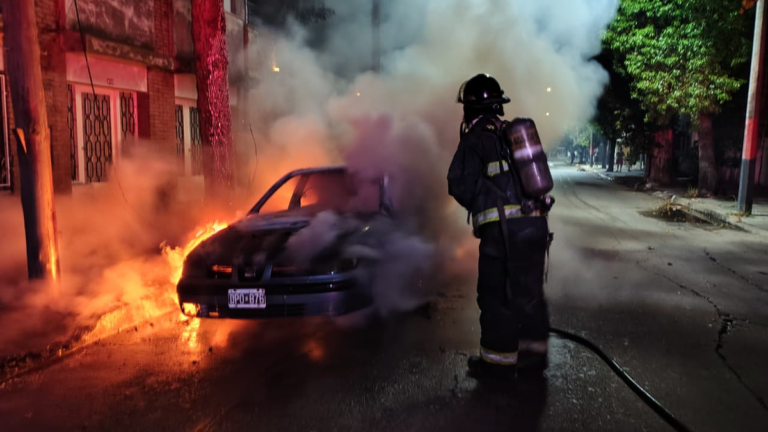 Dos incendios de autos sacudieron la mañana del domingo en Rosario