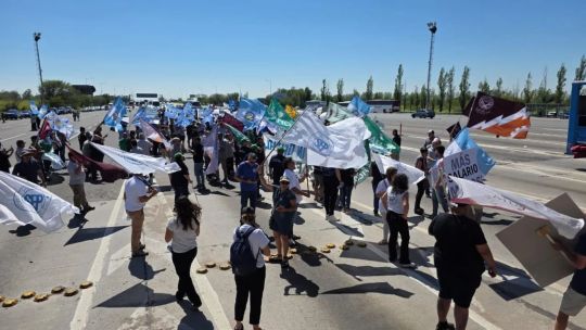 Protesta sorpresa de gremios estatales colapsó el acceso a Carlos Paz y provocó demoras de hasta 20 minutos