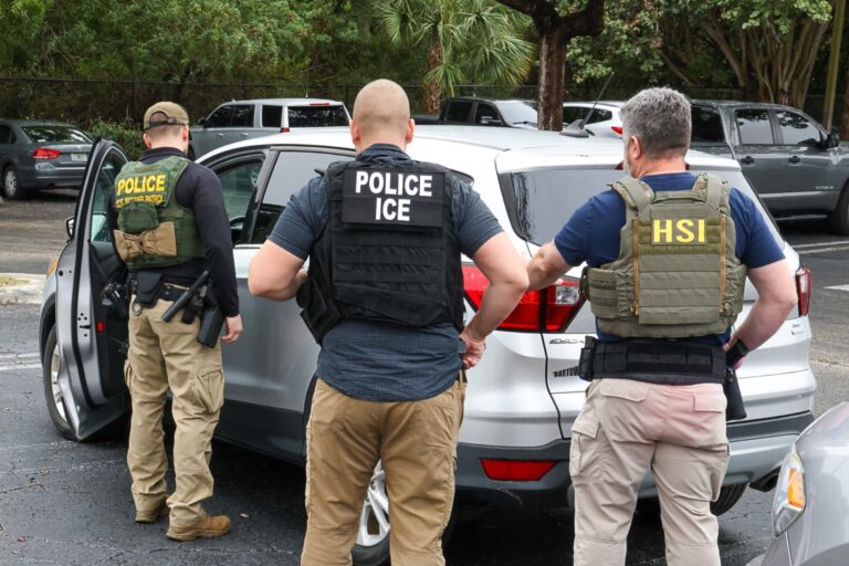 Documentos válidos en Florida y qué hacer si el ICE te detiene en una parada de auto hoy en enero 2026