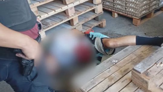 «Ya está, me rompiste la panza»: un ladrón murió tras ser baleado por un expolicía cuando entró a robar a un depósito de huevos