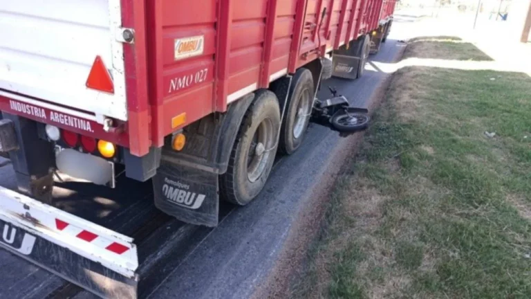 Puerto San Martín: una joven motociclista está en grave estado tras chocar contra un camión