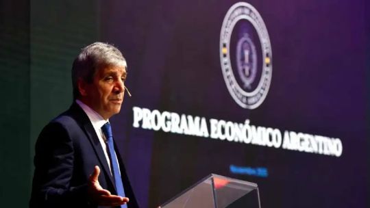 Entre la dependencia de Bessent y el espejo de Brasil, el Gobierno se juega en julio la credibilidad del plan financiero