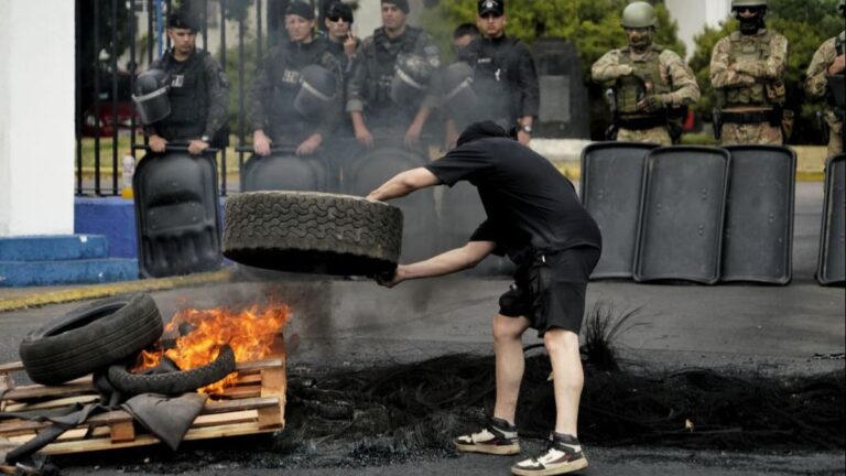 Detrás de las llamas azules