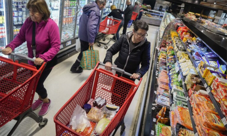 Una familia necesitó en enero $1.360.000 para no ser pobre en Argentina, según el Indec