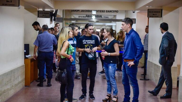 Ocho años después, comienza el juicio a 21 policías por golpear y torturar a siete jóvenes en las Cuatro Plazas