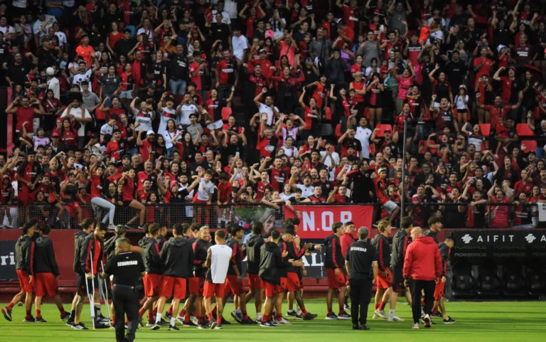 Banderazo leproso: los hinchas mostraron su apoyo a pesar del flojo presente