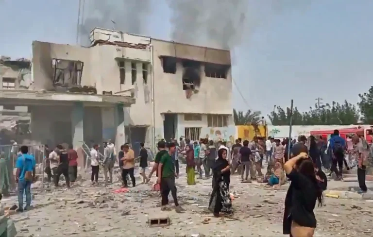 Uno de los bombardeos contra Irán, atribuido a Israel, alcanzó a una escuela primaria femenina en la que fueron asesinadas 40 niñas